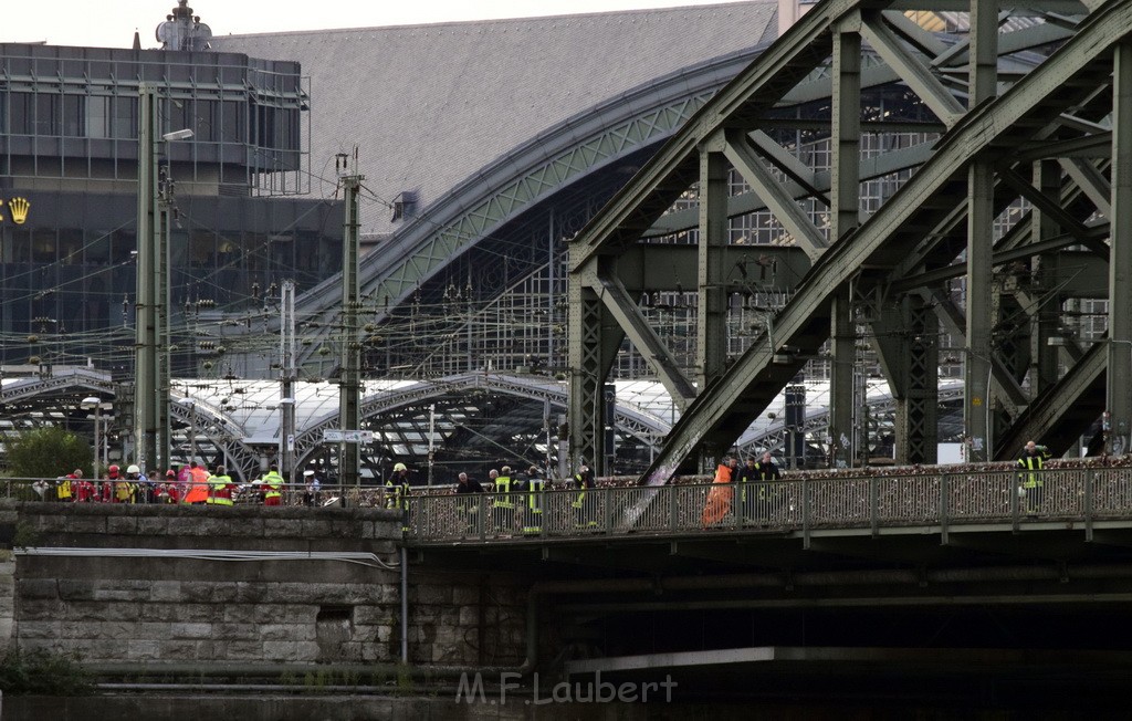 PSpringt kein Suizid Brueckenspringer Koeln Hohenzollernbruecke P250.JPG - Miklos Laubert